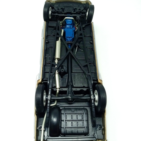 Diecast 1/18 Scale Cadillac - Picture 4 of 16